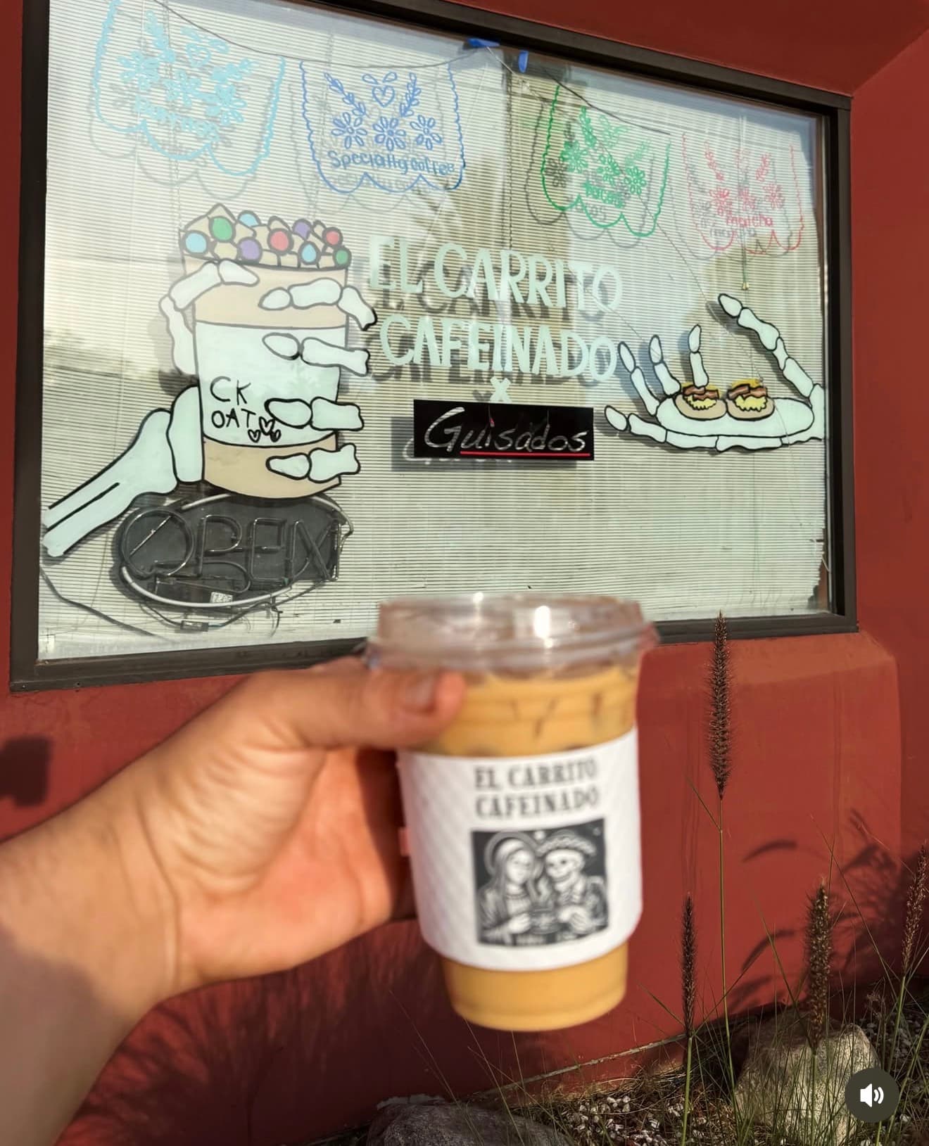 A drink moment from El Carrito Cafeinado